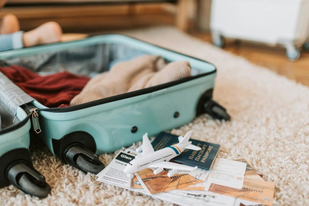 valise-bagage-vacances-passeport-1568×1045-1